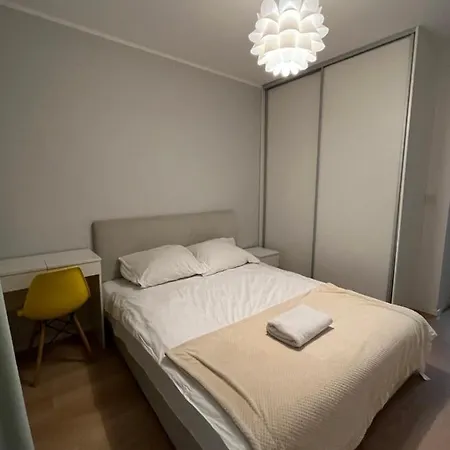 Airport Cybernetyki2 בית הארחה *